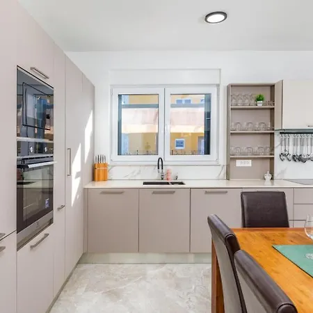 Viktoria By Guide Villa *