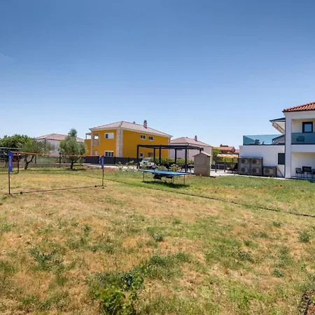 Viktoria By Guide Villa