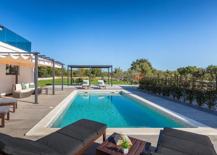 Viktoria By Guide Vila *