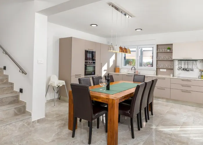 Viktoria By Guide Vila *