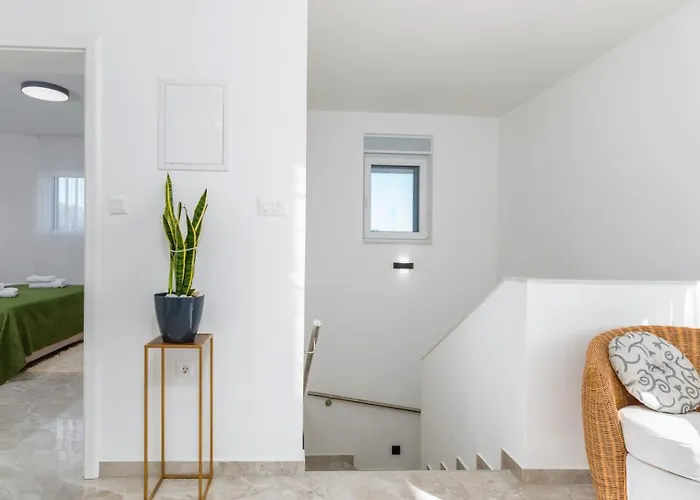 Viktoria By Guide Vila